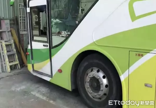 「出山」中煞? 出殯車隊上國道 遊覽車司機昏迷撞護欄命危