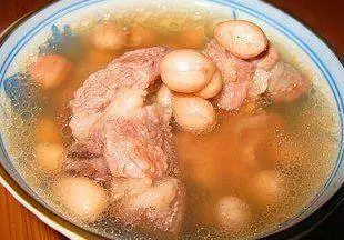 膝關節腫脹、走路就疼?巧用一把紅豆+葛根,減少膝關節疼痛發炎,趕走滑膜炎,人老腿腳好!