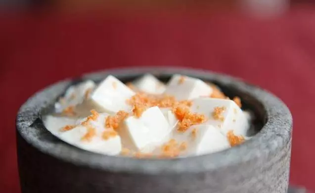 膝關節腫脹、走路就疼?巧用一把紅豆+葛根,減少膝關節疼痛發炎,趕走滑膜炎,人老腿腳好!