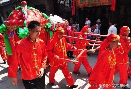 父親再婚,兒子賭氣不參加婚禮,看到朋友圈,兒子送去2萬紅包