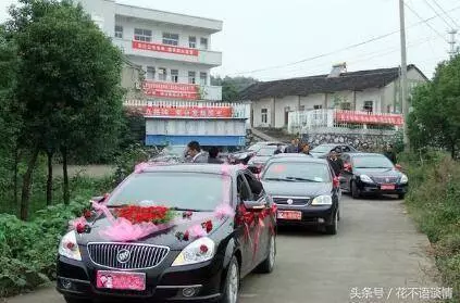 父親再婚,兒子賭氣不參加婚禮,看到朋友圈,兒子送去2萬紅包