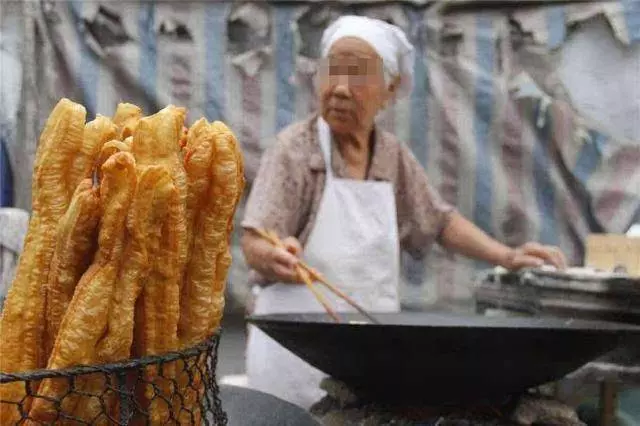 阿嬤賣早餐,天天送給乞丐吃,三年後乞丐臨走前留下一個包,阿嬤看後急忙報了警!