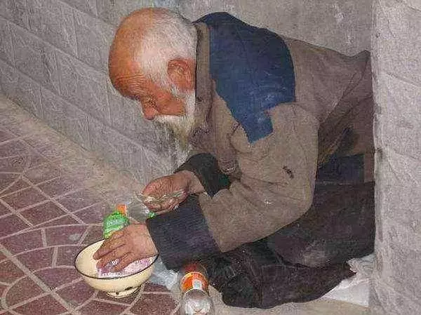 阿嬤賣早餐,天天送給乞丐吃,三年後乞丐臨走前留下一個包,阿嬤看後急忙報了警!