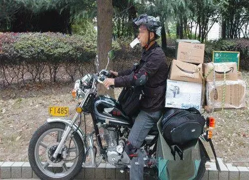 男子駕車撞到一隻雞 村民卻說「雞生蛋蛋生雞」索賠1000!他摘下頭盔後村民哭了