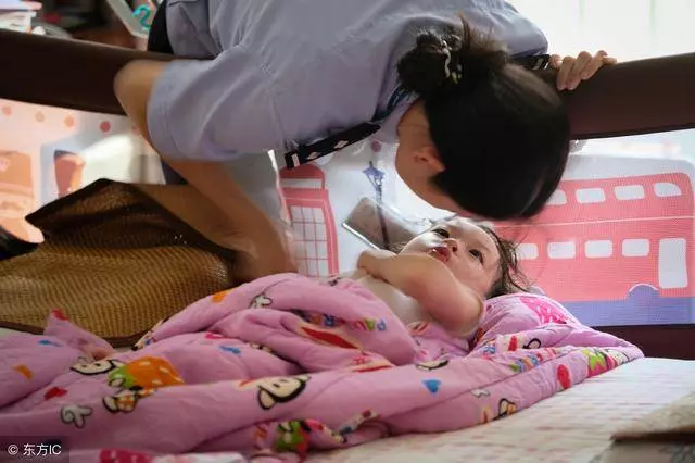 我生了一個女兒,每個月花六千請婆婆幫忙看,打開監控我驚叫起來