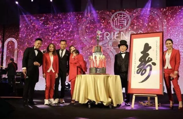 洗米嫂與洗米華罕見合體亮相,為爺爺賀80大壽,右手大鑽戒搶鏡