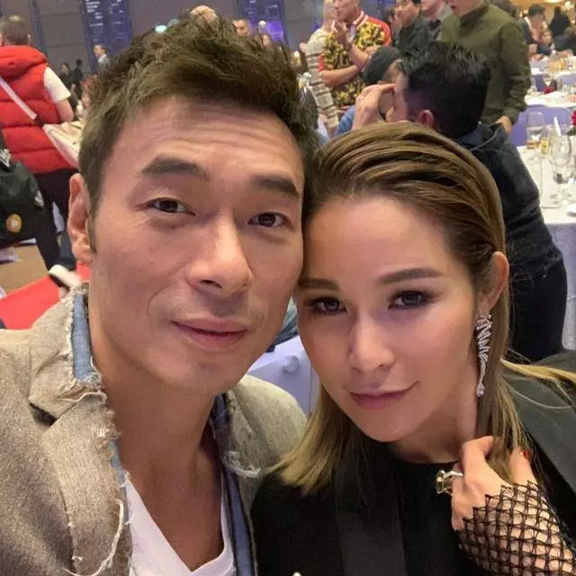 洗米嫂與洗米華罕見合體亮相,為爺爺賀80大壽,右手大鑽戒搶鏡