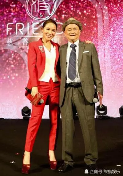 洗米嫂與洗米華罕見合體亮相,為爺爺賀80大壽,右手大鑽戒搶鏡