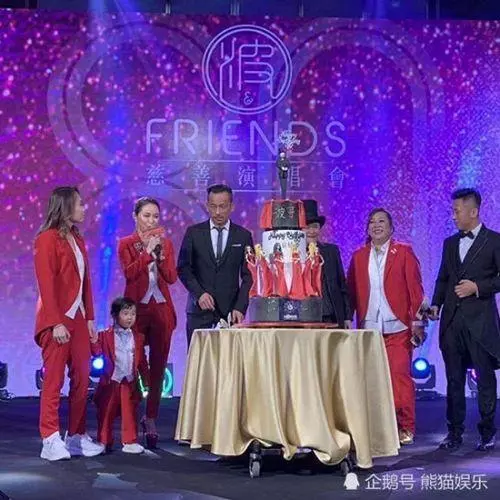 洗米嫂與洗米華罕見合體亮相,為爺爺賀80大壽,右手大鑽戒搶鏡