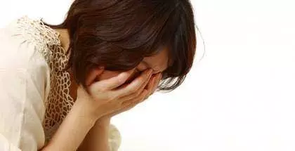 美女5年嫁9次,被稱狐狸精,她去世來了9個丈夫,賓客淚目