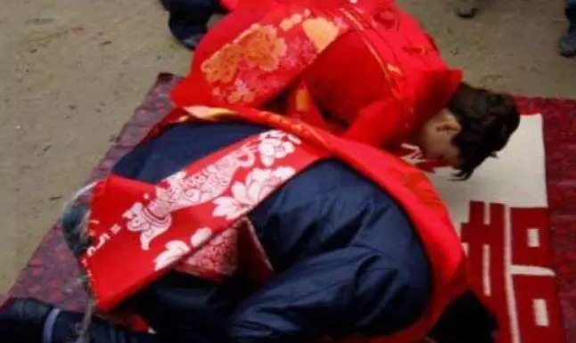 窮小子向老漢借8000元結婚,一年後去還錢,村民說:那老漢都下葬三年了!