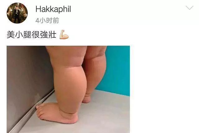 胡杏兒老公曬淘氣的兒子垂頭喪氣地趴在沙發上,模樣可愛