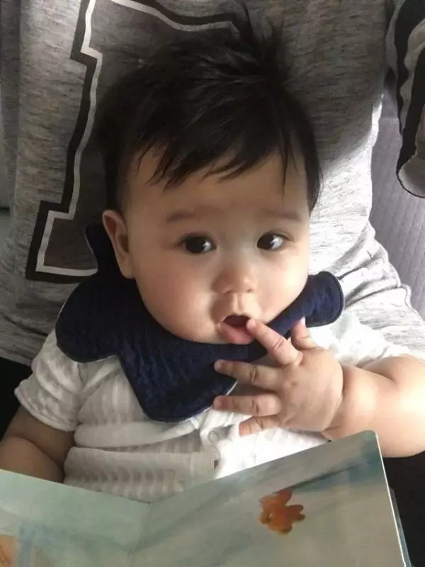 胡杏兒老公曬淘氣的兒子垂頭喪氣地趴在沙發上,模樣可愛