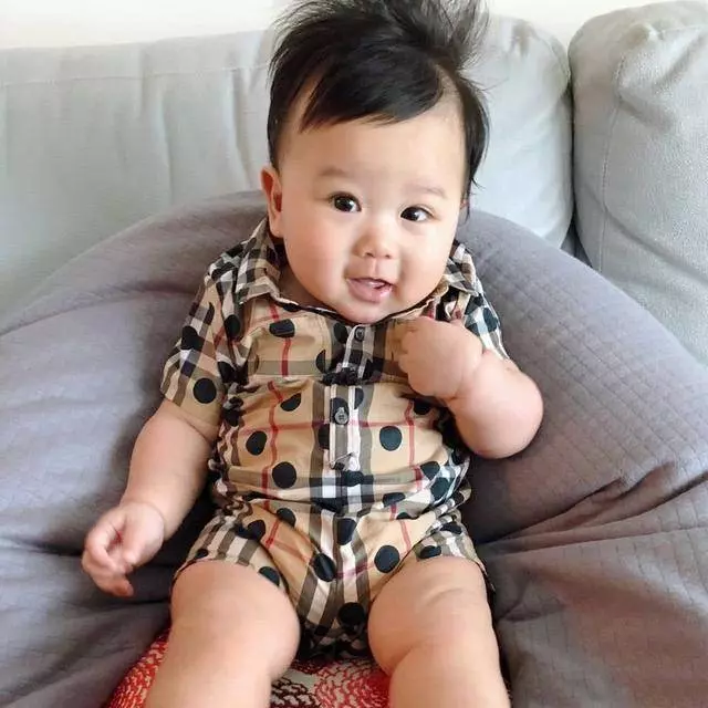 胡杏兒老公曬淘氣的兒子垂頭喪氣地趴在沙發上,模樣可愛
