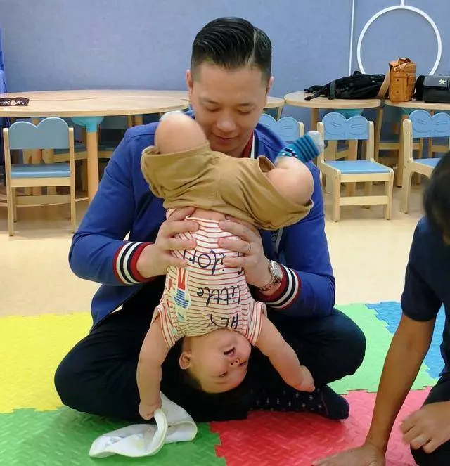 胡杏兒老公曬淘氣的兒子垂頭喪氣地趴在沙發上,模樣可愛
