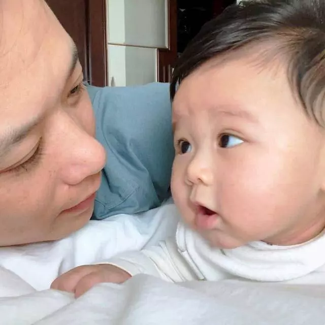 胡杏兒老公曬淘氣的兒子垂頭喪氣地趴在沙發上,模樣可愛