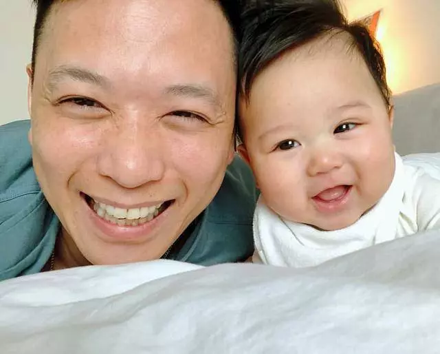 胡杏兒老公曬淘氣的兒子垂頭喪氣地趴在沙發上,模樣可愛