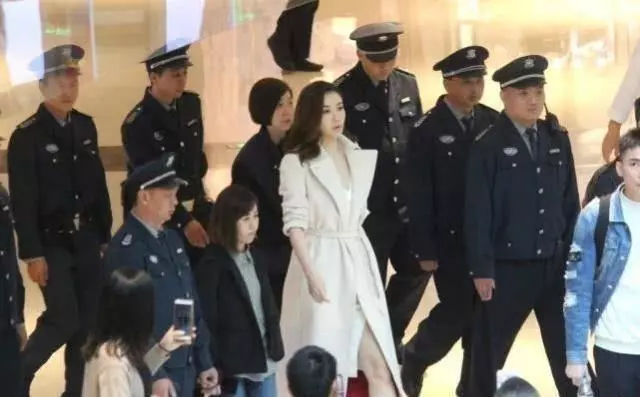 豪門辣媽熊黛林現身撈金,排場超誇張似「霸道總裁」
