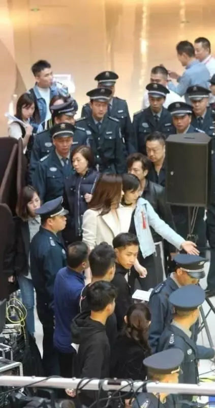 豪門辣媽熊黛林現身撈金,排場超誇張似「霸道總裁」