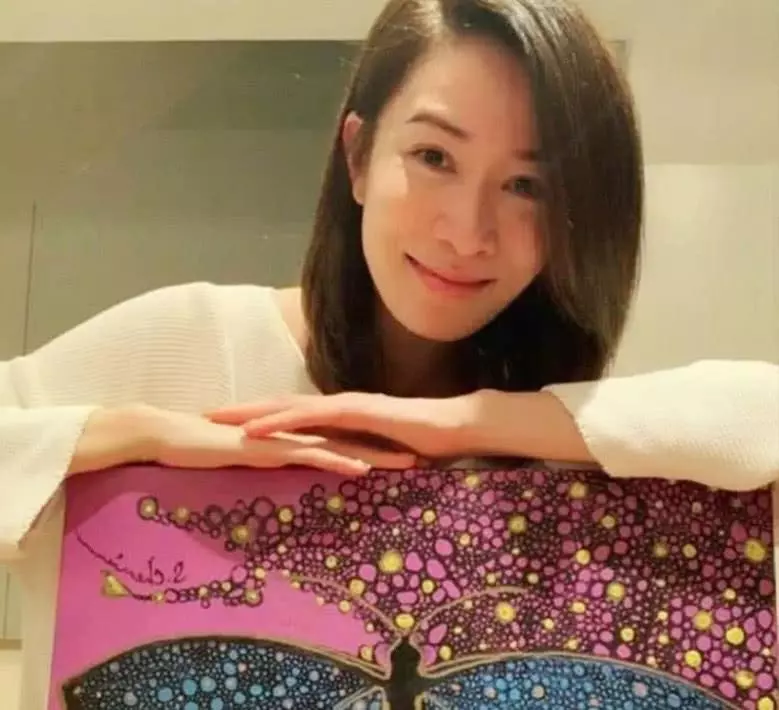 佘詩曼出席婚禮不搶鏡,打扮像鄰家妹妹,難怪3個男人圍著她轉!