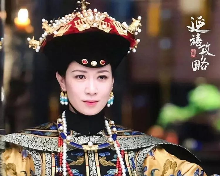 佘詩曼出席婚禮不搶鏡,打扮像鄰家妹妹,難怪3個男人圍著她轉!