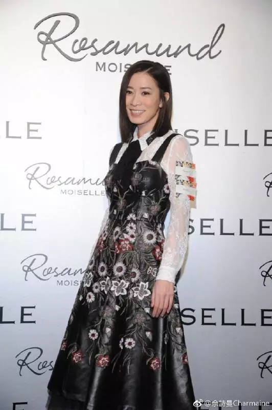 佘詩曼出席婚禮不搶鏡,打扮像鄰家妹妹,難怪3個男人圍著她轉!