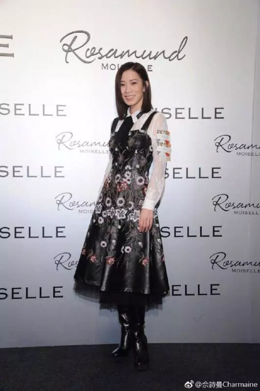 佘詩曼出席婚禮不搶鏡,打扮像鄰家妹妹,難怪3個男人圍著她轉!