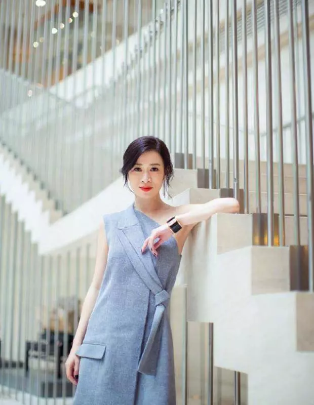 佘詩曼出席婚禮不搶鏡,打扮像鄰家妹妹,難怪3個男人圍著她轉!