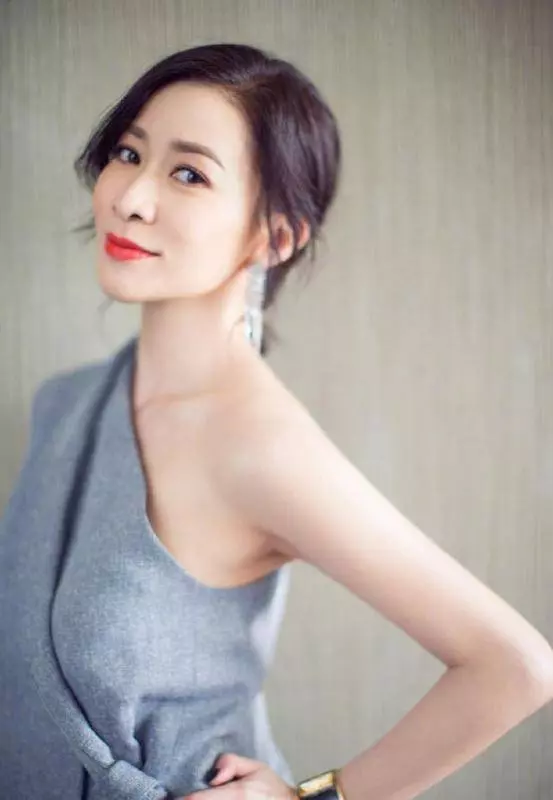 佘詩曼出席婚禮不搶鏡,打扮像鄰家妹妹,難怪3個男人圍著她轉!