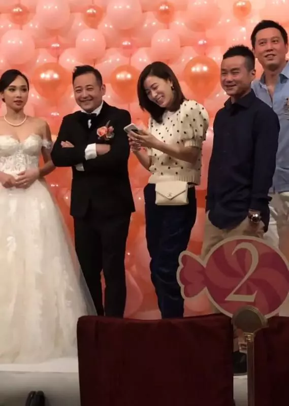 佘詩曼出席婚禮不搶鏡,打扮像鄰家妹妹,難怪3個男人圍著她轉!