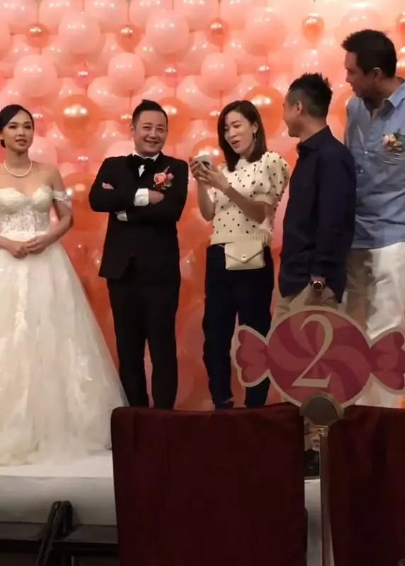 佘詩曼出席婚禮不搶鏡,打扮像鄰家妹妹,難怪3個男人圍著她轉!