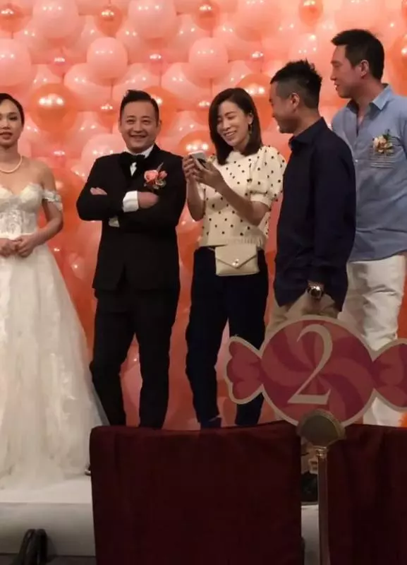 佘詩曼出席婚禮不搶鏡,打扮像鄰家妹妹,難怪3個男人圍著她轉!