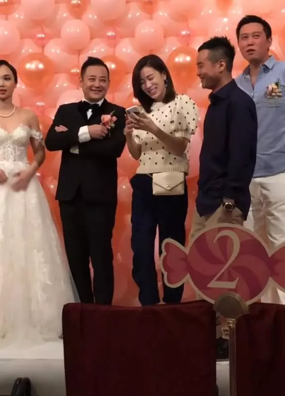 佘詩曼出席婚禮不搶鏡,打扮像鄰家妹妹,難怪3個男人圍著她轉!