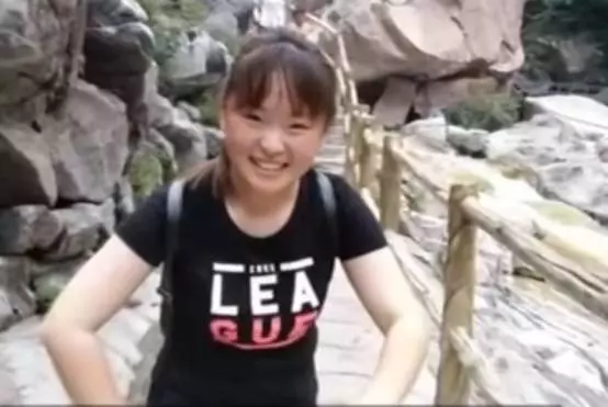 父愛如山!少女遭火吻「全身80%燒傷」,父親偷偷「移植整條左腿皮膚」卻謊稱「在外工作」!