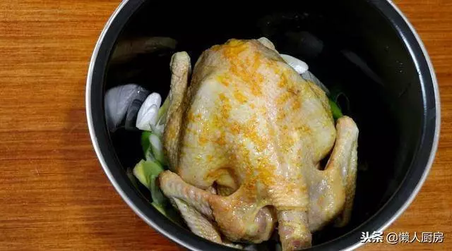 教你做鹽焗雞,只用電飯鍋不加一滴水,肉質細嫩彈牙