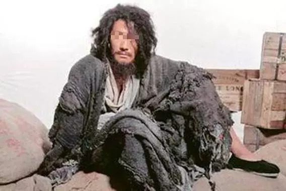 乞丐「畫錢買包子」,父親好心相幫!3年後乞丐還他50萬,才知道「他的身份」不一般!