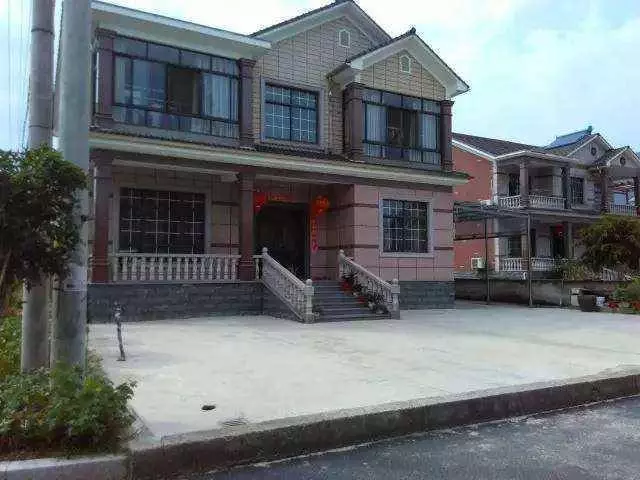 老公家很窮,彩禮一分沒要,婚後回家,才發現他家有3套別墅