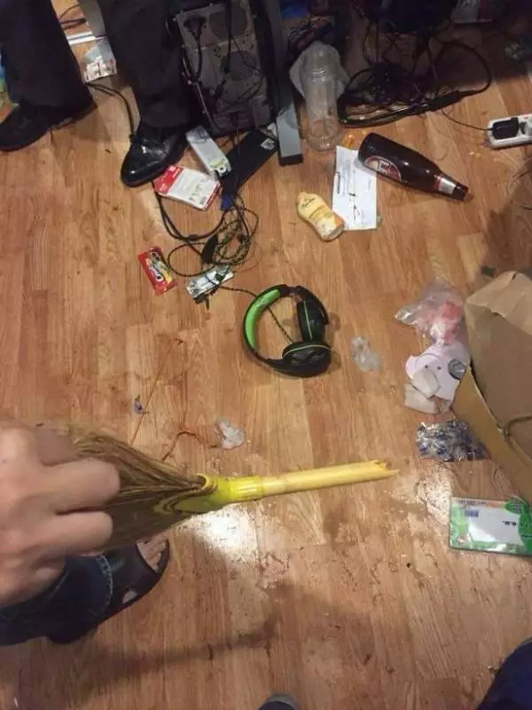 一個很愛自己女友的男生會把對方打成豬頭嗎?漂亮的臉蛋被打成豬頭,連眼睛都看不到!網民:「阿媽都唔認得」
