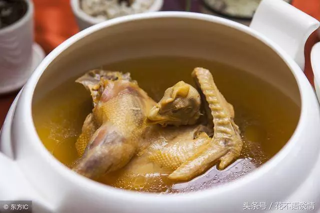 婆婆過60大壽,兒媳拿著兩隻雞回家,門口聽到對話,兒媳感動落淚