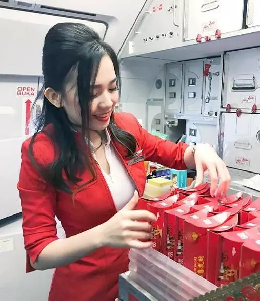 爆紅「亞洲最美空姐」被起底原來她私下還有做這些副業...私照曝光