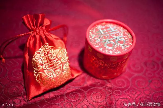 妹妹嫁窮小子 爸媽不去參加婚禮 回門時媽媽送一張卡 妹妹哭了