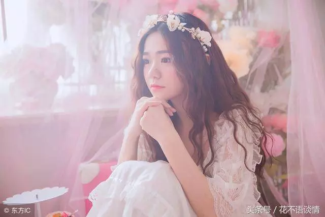 妹妹嫁窮小子 爸媽不去參加婚禮 回門時媽媽送一張卡 妹妹哭了