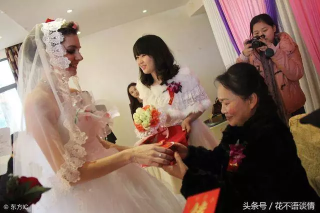 妹妹嫁窮小子 爸媽不去參加婚禮 回門時媽媽送一張卡 妹妹哭了