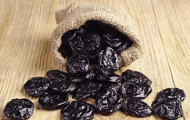 這3種食物是「天然瀉藥」,飯前空腹吃一點,排出黑臭宿便,讓腸道順通無阻