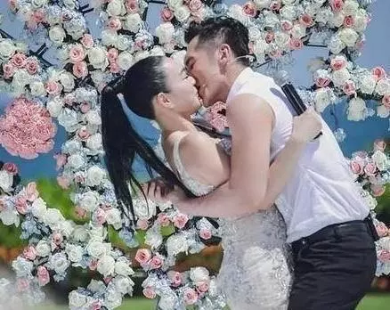 鍾麗緹3任老公曝光,嚴錚有才華帥氣又多金,到張倫碩她還相信愛情