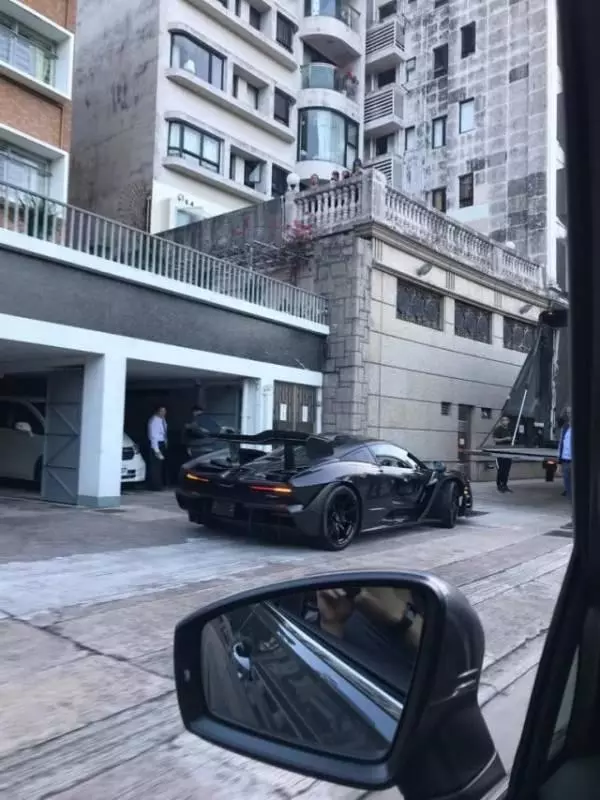 郭富城又買700萬超跑,新車送到家樓下,方媛帶女兒「偷看」