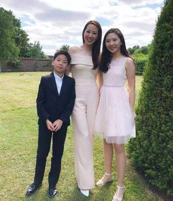甄子丹與小18歲嬌妻遊玩,妻子身材超好,生完2個孩子仍美如少女,網友:這身材我服!