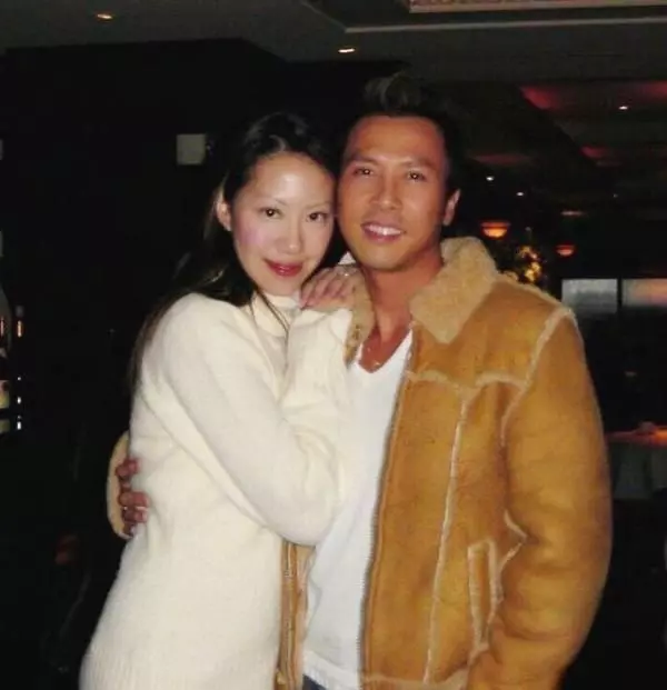 甄子丹與小18歲嬌妻遊玩,妻子身材超好,生完2個孩子仍美如少女,網友:這身材我服!