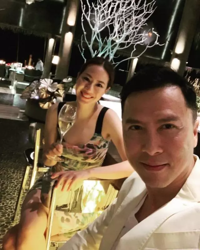 甄子丹與小18歲嬌妻遊玩,妻子身材超好,生完2個孩子仍美如少女,網友:這身材我服!