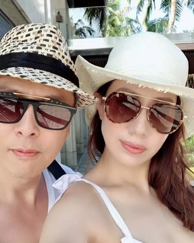 甄子丹與小18歲嬌妻遊玩,妻子身材超好,生完2個孩子仍美如少女,網友:這身材我服!